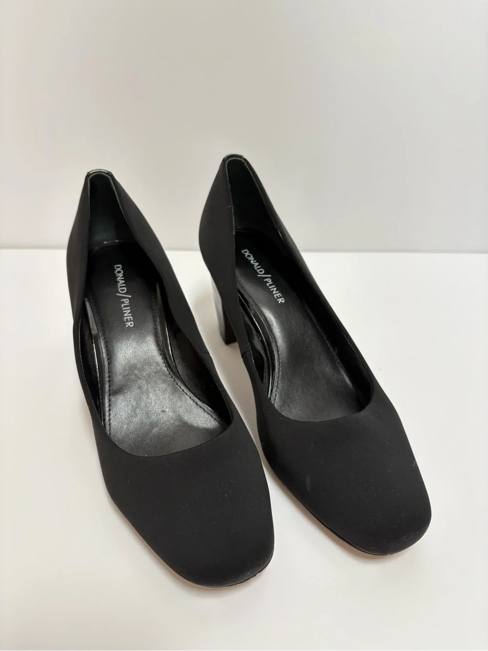 Donald J. Pliner Black Rounded Toe Mid-Heel Pumps 9M